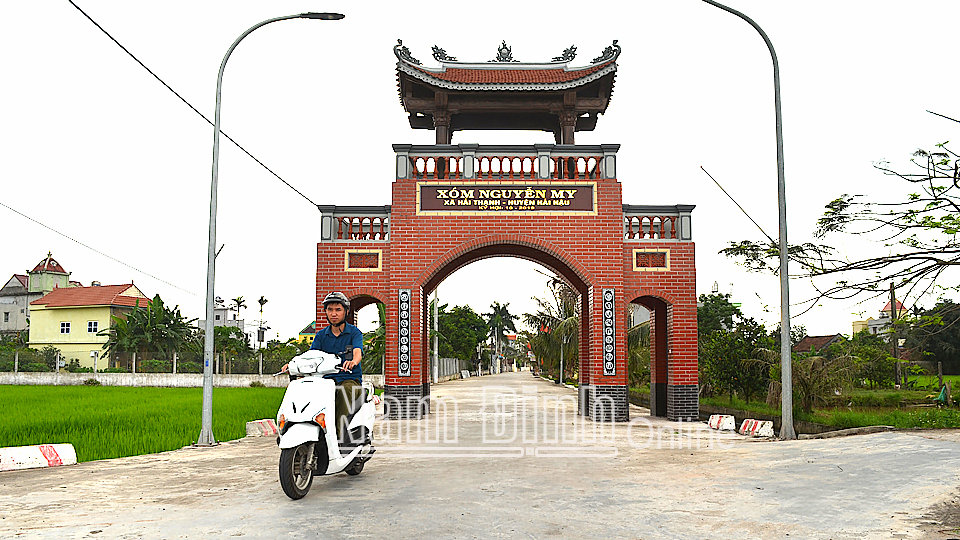 Tuyến đường trục xóm Nguyễn My được người dân đóng góp xây dựng đảm bảo đạt tiêu chí tuyến đường kiểu mẫu.