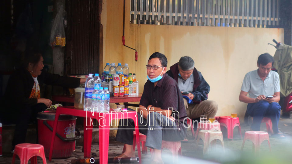 Người dân không thực hiện 5K tại các quán nước vỉa hè dọc đường Trần Quốc Toản (TP Nam Định).