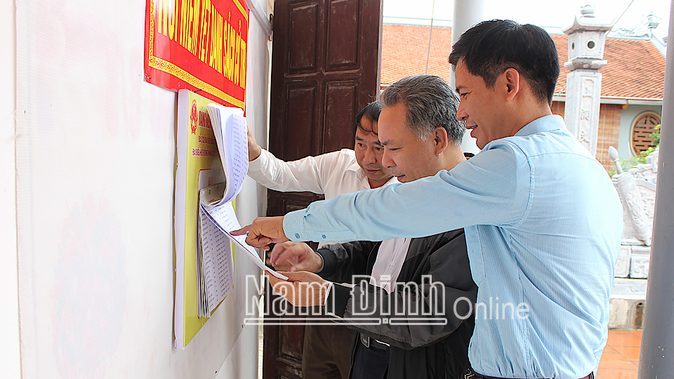 Đoàn kiểm tra, giám sát của Uỷ ban Bầu cử tỉnh kiểm tra công tác chuẩn bị bầu cử tại xã Yên Tiến.