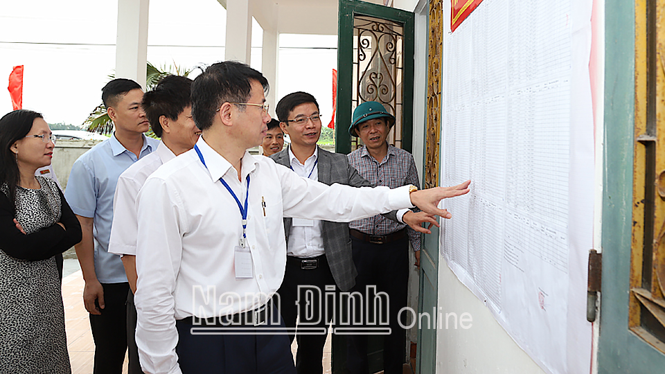 Đoàn kiểm tra, giám sát việc niêm yết danh sách cử tri, danh sách ứng cử viên HĐND các cấp tại xóm 8, xã Xuân Thượng.