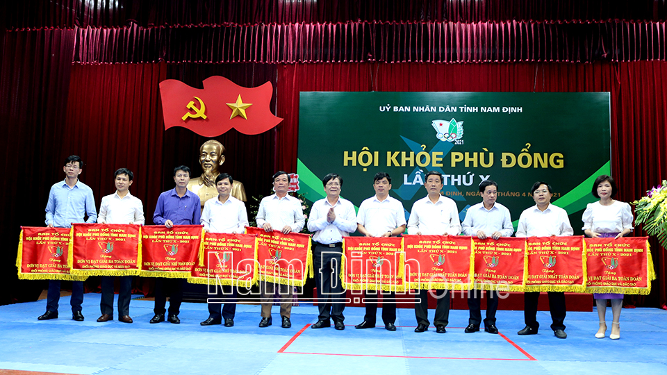 Đồng chí Cao Xuân Hùng, TUV, Giám đốc Sở GD và ĐT trao Cờ toàn đoàn cho Phòng GD và ĐT các huyện, thành phố.