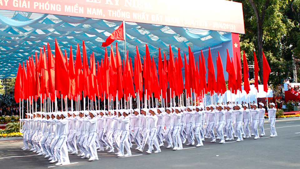 Diễu hành trong lễ kỷ niệm Ngày Giải phóng miền Nam thống nhất đất nước.  Ảnh: PV