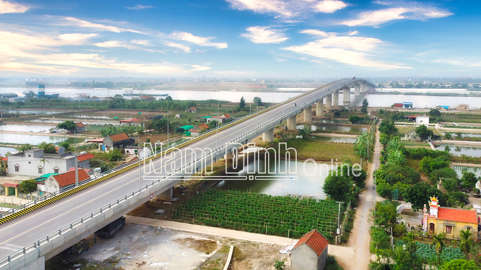 Cầu Thịnh Long nối liền huyện Hải Hậu và Nghĩa Hưng.  Ảnh: Viết Dư