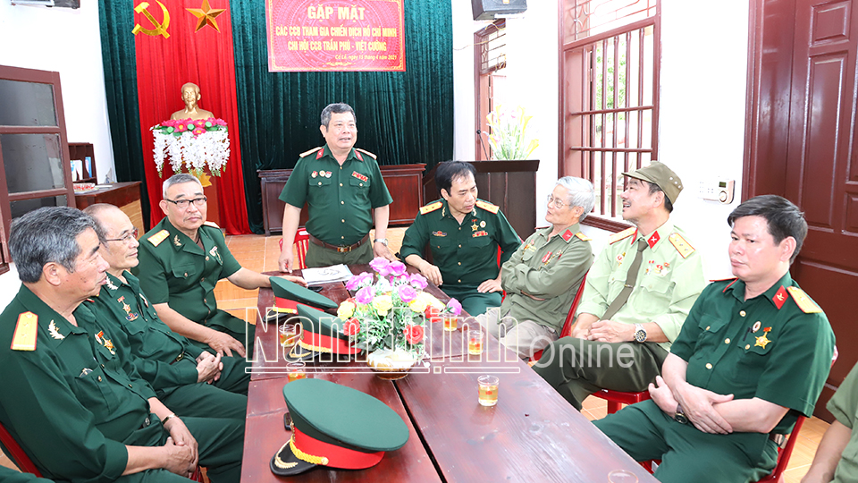 Cựu chiến binh Đỗ Viết Tuỳnh (người đứng) cùng đồng đội ôn lại kỷ niệm tham gia Chiến dịch Hồ Chí Minh.  Bài và ảnh: Hoàng Tuấn