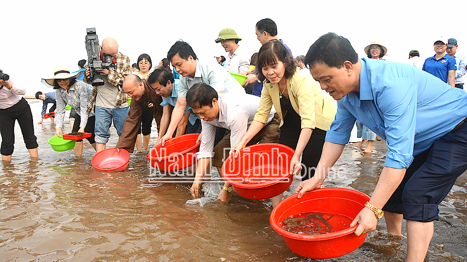 Lãnh đạo Sở NN và PTNT, Giáo hội Phật giáo tỉnh thả con giống thủy sản, góp phần tái tạo nguồn lợi thủy sản khu vực Vườn quốc gia Xuân Thủy.
