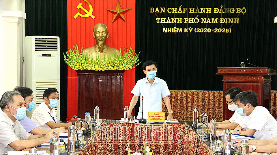 Đồng chí Phạm Đình Nghị, Phó Bí thư Tỉnh ủy, Chủ tịch UBND tỉnh, Phó Chủ tịch Ủy ban Bầu cử tỉnh phát biểu tại buổi kiểm tra Ủy ban Bầu cử thành phố Nam Định.