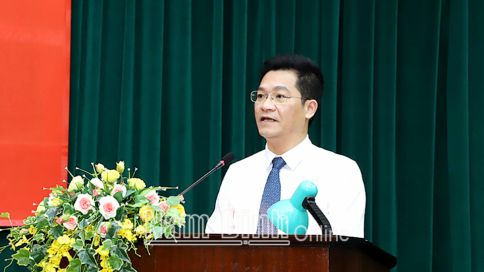 Đồng chí Trần Anh Dũng, Ủy viên Ban TVTU, Phó  Chủ tịch Thường trực UBND tỉnh thông báo về tình hình kinh tế -xã hội của tỉnh.