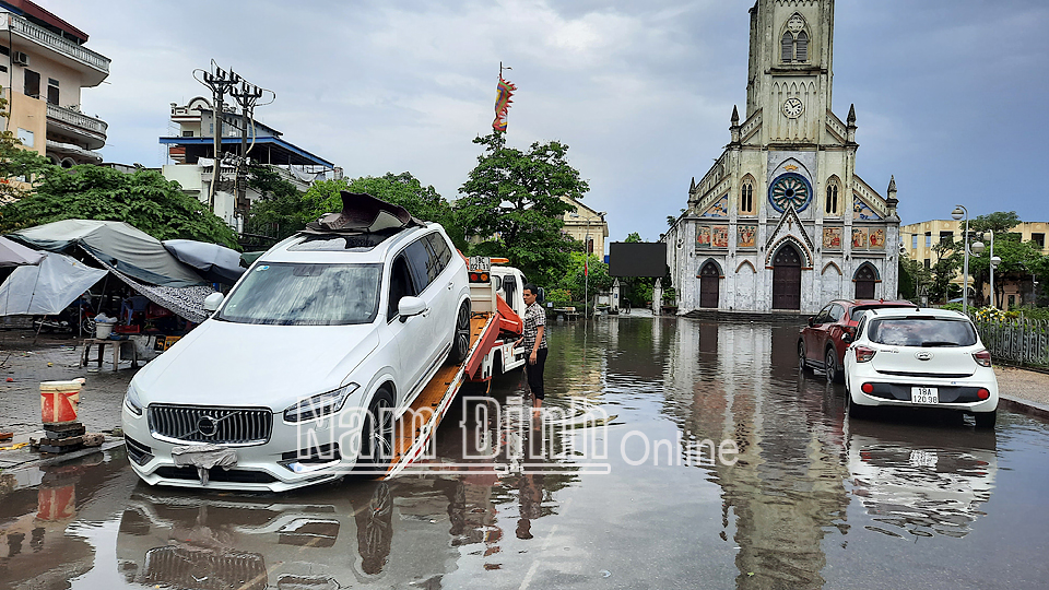Một ô tô bị ngập nước ở khu vực Nhà thờ lớn phải gọi cứu hộ xử lý.
