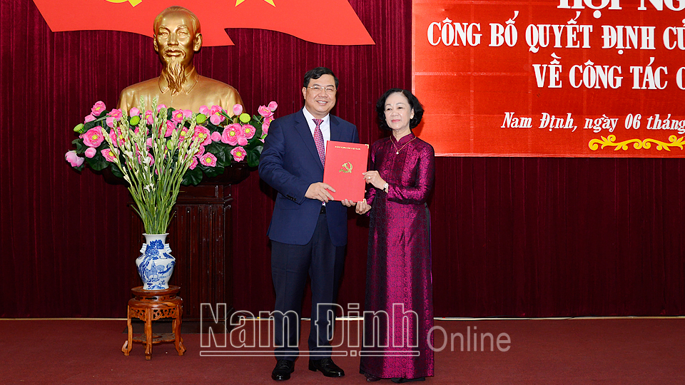 Đồng chí Trương Thị Mai, Ủy viên Bộ Chính trị, Bí thư Trung ương Đảng, Trưởng Ban Tổ chức Trung ương trao Quyết định của Bộ Chính trị cho đồng chí Bí thư Tỉnh ủy Phạm Gia Túc.