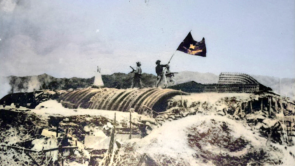 Chiều 7-5-1954, lá cờ "Quyết chiến - Quyết thắng" của Quân đội nhân dân Việt Nam tung bay trên nóc hầm tướng De Castries. Chiến dịch lịch sử Điện Biên Phủ đã toàn thắng. Ảnh: Tư liệu
