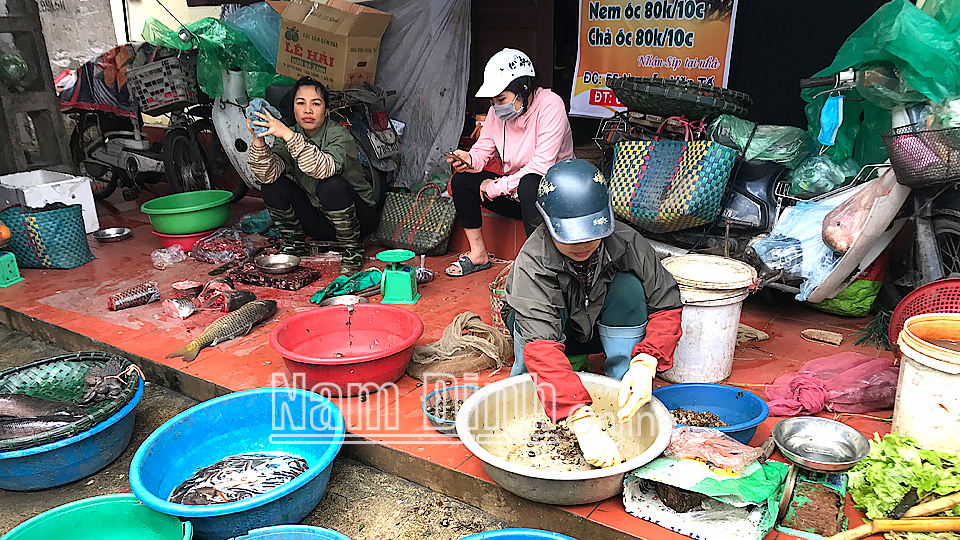 Khu bán thực phẩm tươi sống tại chợ Hoàng Ngân (thành phố Nam Định).