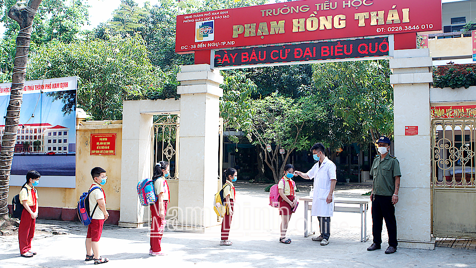 Trường Tiểu học Phạm Hồng Thái thực hiện “5K”, đảm bảo an toàn cho học sinh trong công tác phòng chống dịch COVID-19. 