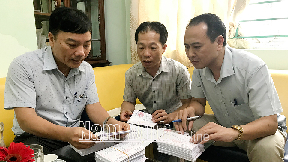 Kiểm tra thẻ cử tri phục vụ cuộc bầu cử đại biểu Quốc hội khóa XV và đại biểu HĐND các cấp, nhiệm kỳ 2021-2026 ở phường Vị Hoàng (thành phố Nam Định).