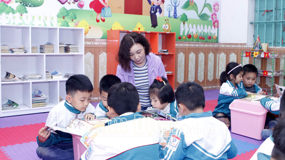 Học sinh Trường Tiểu học Hải Lộc đọc sách trong thư viện trường. 