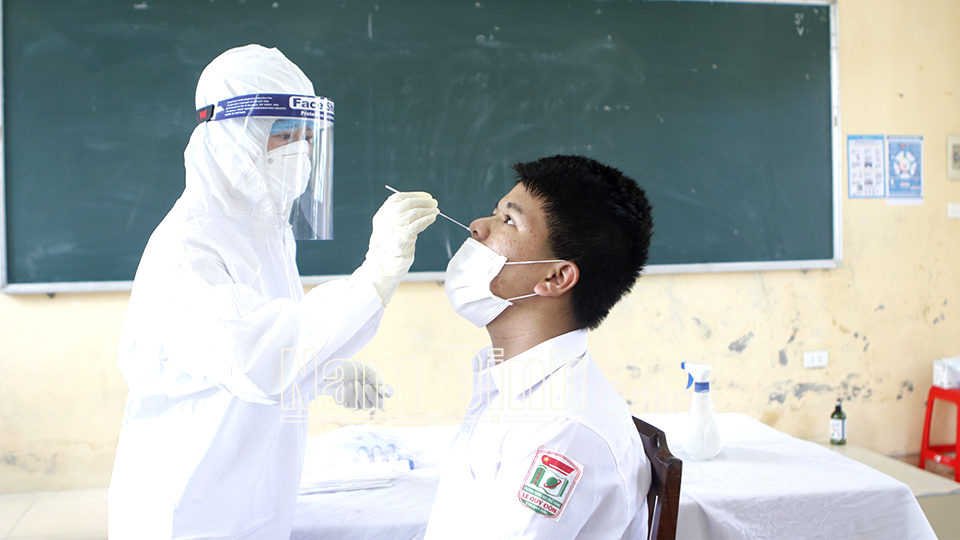 Trung tâm Kiểm soát bệnh tật tỉnh đã tiến hành lấy mẫu xét nghiệm cho 64 bán bộ, giáo viên, nhân viên và 938 học sinh Trường THPT Lê Quý Đôn (Trực Ninh).