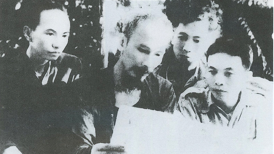 Chủ tịch Hồ Chí Minh cùng các đồng chí Trường Chinh, Võ Nguyên Giáp và Lê Đức Thọ đọc báo Sự thật tại Chiến khu Việt Bắc, năm 1948.