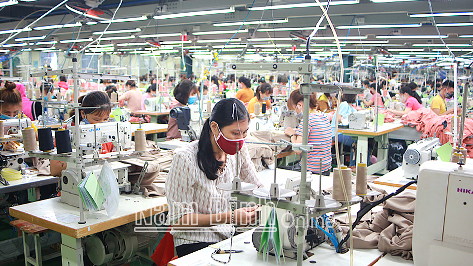 Công nhân Công ty TNHH Kiara Garments Việt Nam (Trực Ninh) tích cực thi đua lao động sản xuất, kinh doanh.