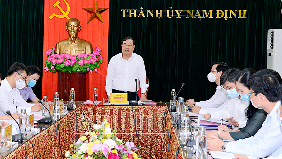 Đồng chí Phạm Gia Túc, Ủy viên BCH Trung ương Đảng, Bí thư Tỉnh ủy phát biểu trong buổi làm việc với Ban Thường vụ Thành ủy Nam Định.