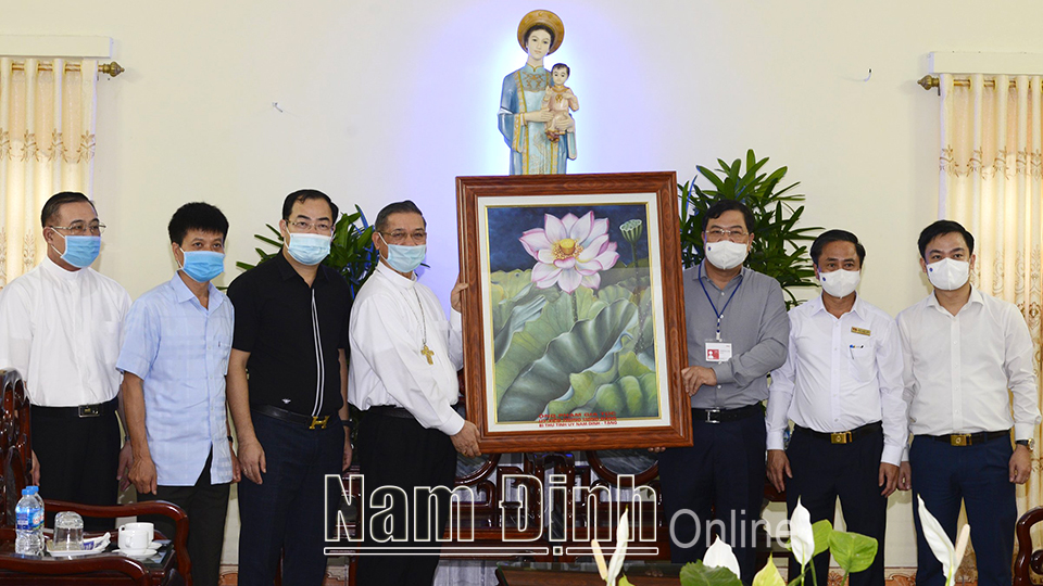 Đồng chí Bí thư Tỉnh ủy Phạm Gia Túc tặng Giám mục Tô ma Vũ Đình Hiệu và các vị chức sắc, bà con giáo dân Giáo phận Bùi Chu bức tranh Hoa Sen.