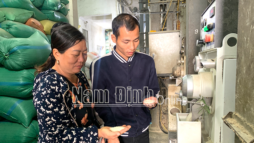 Được hỗ trợ vốn từ chương trình khuyến công, cơ sở sản xuất Vũ Thị Vân ở phố Tây Sơn, thị trấn Gôi (Vụ Bản) đầu tư dây chuyền chế biến hiện đại nâng cao chất lượng xay xát gạo.