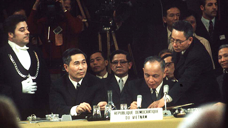 Đồng chí Nguyễn Cơ Thạch (thứ hai từ trái sang) tại Hội nghị Paris. Ảnh: Tư liệu