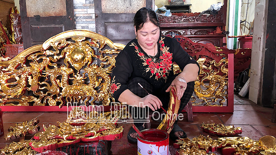 Chị Nguyễn Thị Nhàn, đội 2, xóm Hổ Sơn, xã Liên Minh (Vụ Bản) hoàn thiện các sản phẩm đồ mộc trong xưởng sản xuất của gia đình.