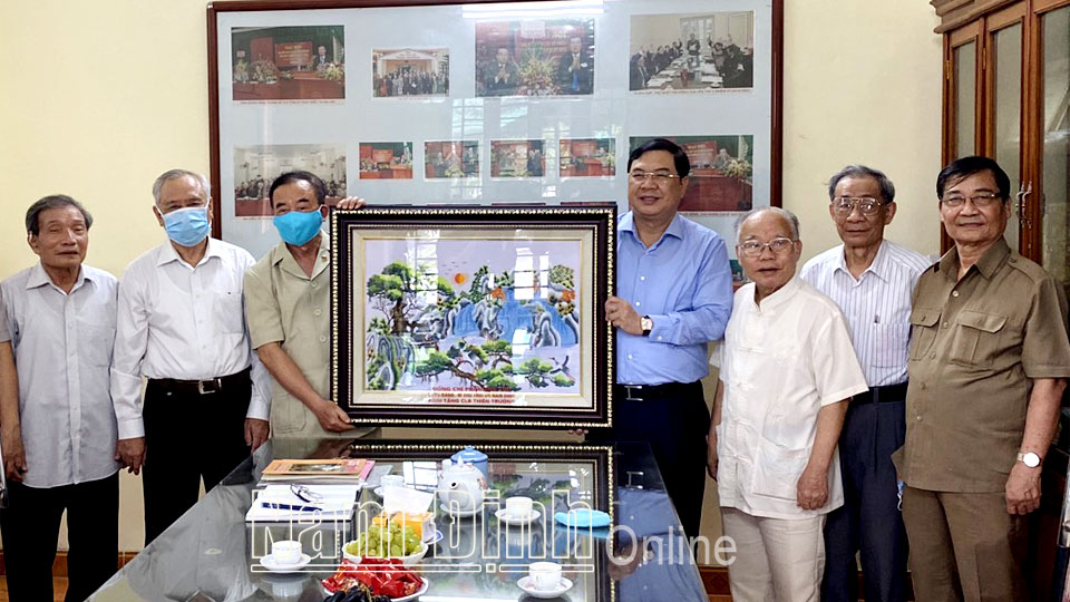 Đồng chí Phạm Gia Túc, Ủy viên BCH Trung ương Đảng, Bí thư Tỉnh ủy tặng Câu lạc bộ Thiên Trường bức tranh kỷ niệm.