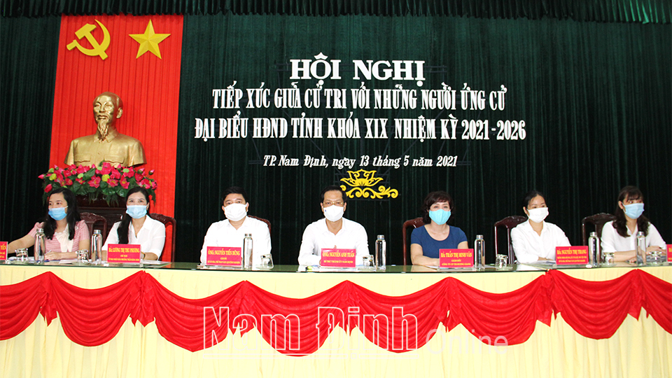 Các ứng cử viên đại biểu HĐND tỉnh khóa XIX tiếp xúc cử tri, vận động bầu cử tại thành phố Nam Định.
