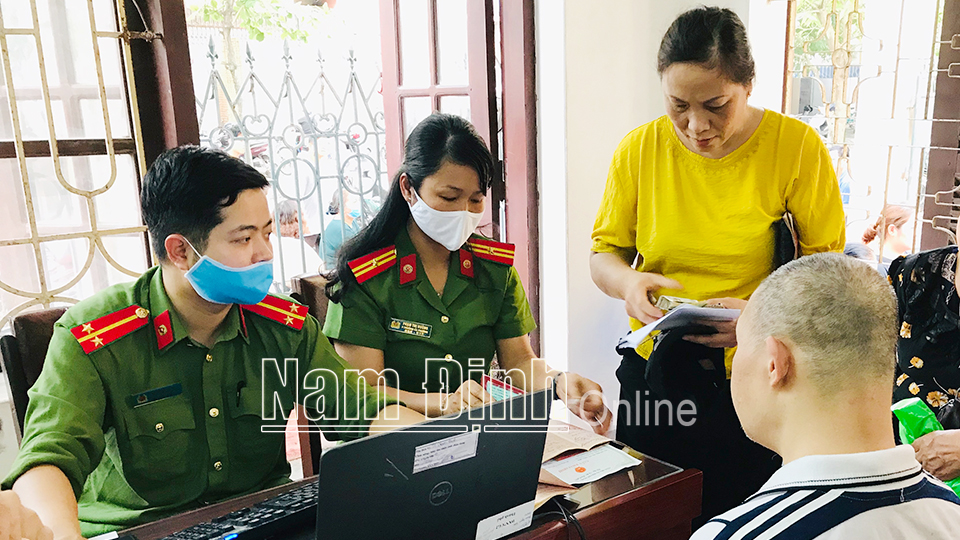 Người dân thành phố Nam Định thực hiện thủ tục làm căn cước công dân gắn chíp điện tử.  Bài và ảnh: Xuân Thu