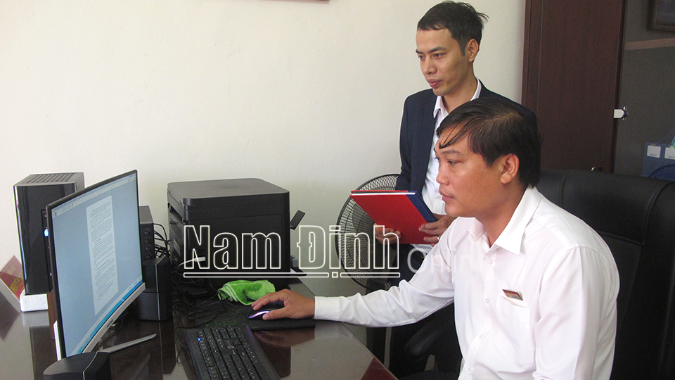 Cán bộ Trung tâm Văn hóa - Thông tin huyện Giao Thủy hướng dẫn cán bộ xã Hồng Thuận bảo mật an toàn thông tin chữ ký số.