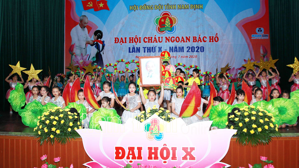 Thiếu niên nhi đồng thành phố Nam Định biểu diễn tiết mục văn nghệ tại Đại hội cháu ngoan Bác Hồ lần thứ X.
