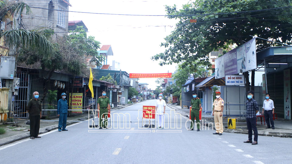 Lập chốt kiểm soát chặt chẽ người ra vào vùng cách ly địa phận xã Yên Cường gồm 86 hộ dân, 267 nhân khẩu nằm trên trục đường 57B.