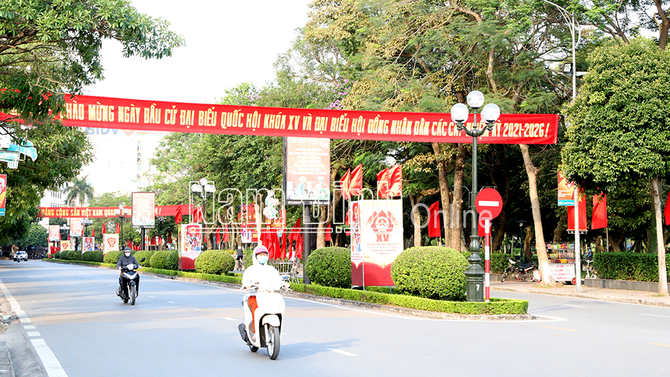 Cụm pa-nô, khẩu hiệu, tranh cổ động tuyên truyền về cuộc bầu cử trên đường Nguyễn Du. Ảnh: Thanh Tuấn