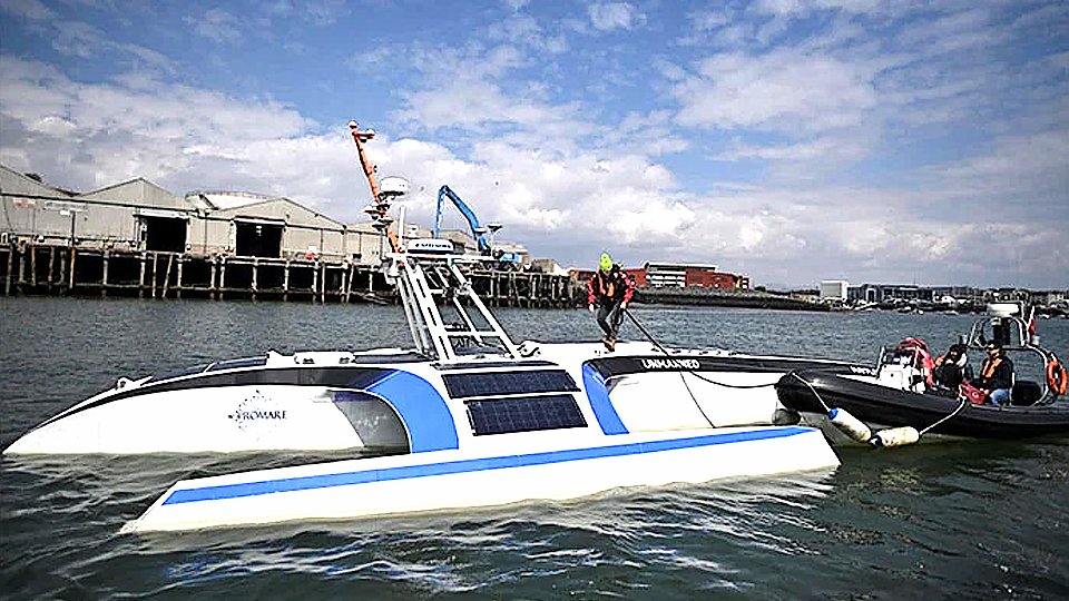 Tàu biển tự hành trang bị công nghệ AI "Mayflower 400" neo đậu ở Plymouth Sound để chuẩn bị sứ mệnh thám hiểm xuyên Đại Tây Dương ngày 27/4/2021. (Ảnh: AFP/TTXVN).