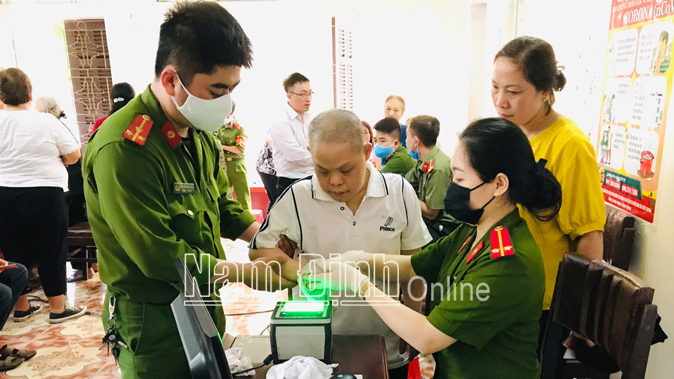 Công an thành phố Nam Định làm thủ tục cấp căn cước công dân gắn chíp điện tử cho nhân dân trên địa bàn phường Ngô Quyền.