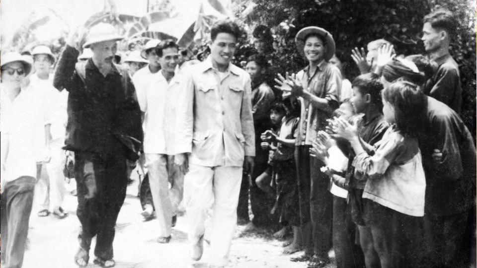 Chủ tịch Hồ Chí Minh đến thăm Đình Thượng Đồng, xã Yên Tiến ngày 13-8-1958.  Ảnh: Tư liệu