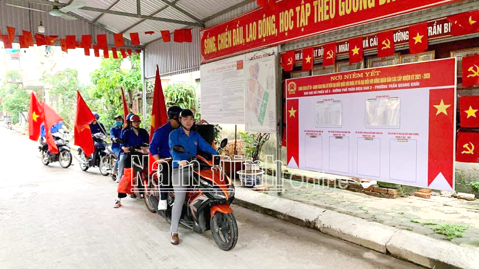 Đoàn viên, thanh niên phường Trần Quang Khải (thành phố Nam Định) tuyên truyền về bầu cử đại biểu Quốc hội khóa XV và đại biểu HĐND các cấp, nhiệm kỳ 2021-2026 (Ảnh chụp trước ngày 27-4). Ảnh: Do cơ sở cung cấp