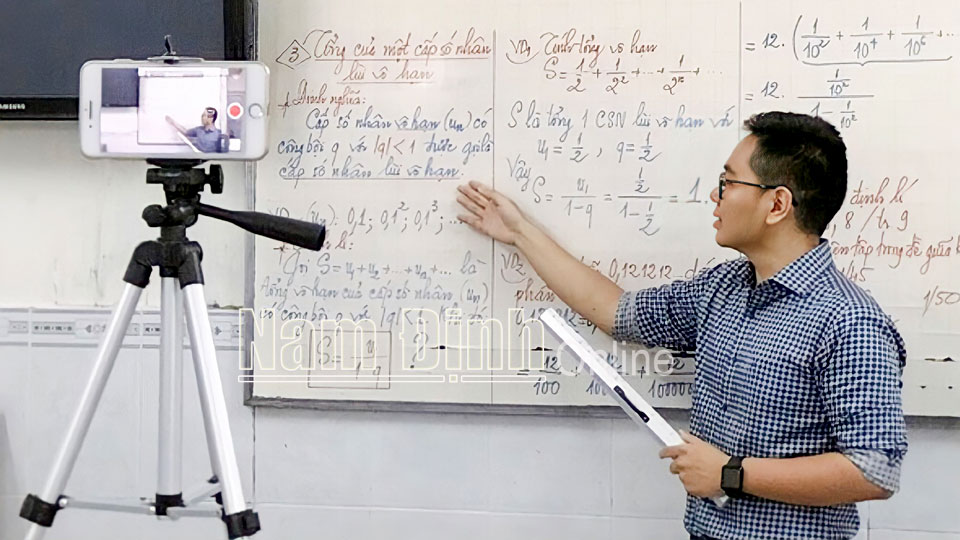 Giáo viên Trường THCS Hải Thanh (Hải Hậu) dạy trực tuyến cho học sinh lớp 9 ôn thi vào lớp 10.