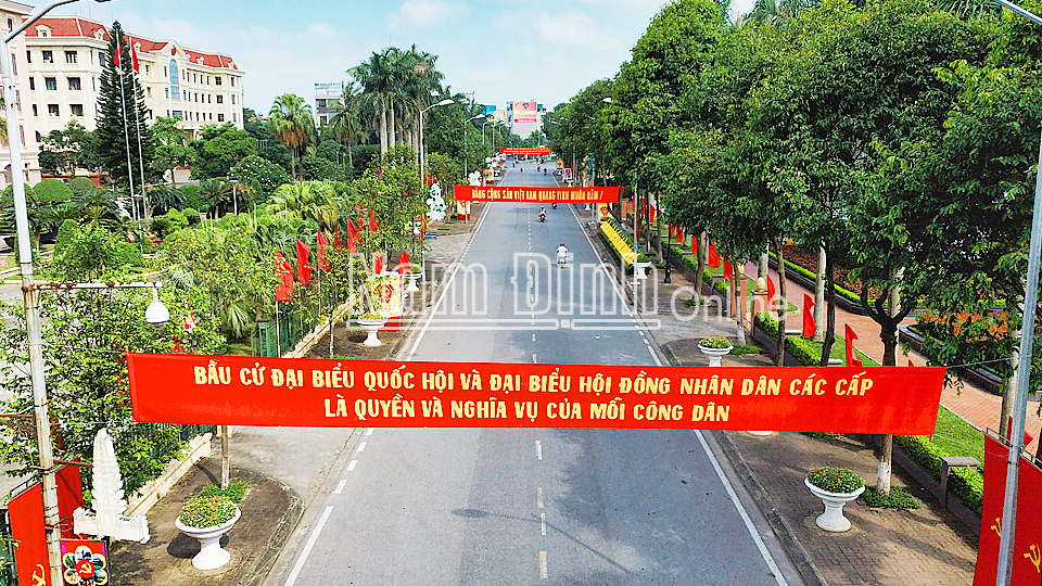 Đường Vị Hoàng (thành phố Nam Định) rực rỡ cờ hoa chào mừng Ngày bầu cử.  Ảnh: Viết Dư