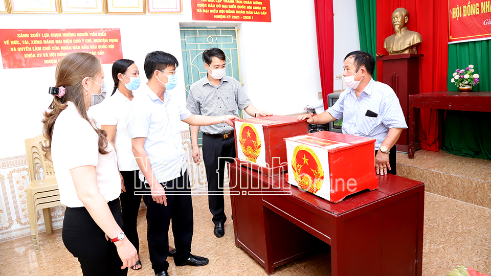 Hội đồng Bầu cử huyện Giao Thủy kiểm tra công tác chuẩn bị hòm phiếu bầu cử tại khu vực bầu cử xã Giao Tiến.  Ảnh: Hoàng Tuấn