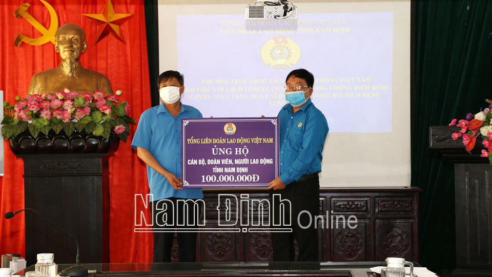 Đồng chí Phan Văn Anh, Phó Chủ tịch Tổng LĐLĐ Việt Nam trao số tiền 100 triệu đồng ủng hộ cán bộ, đoàn viên, người lao động bị ảnh hưởng bởi dịch COVID-19.