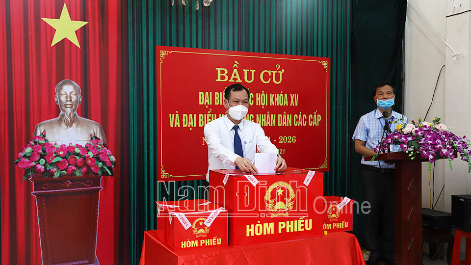 Đồng chí Lê Quốc Chỉnh, Phó Bí thư Thường trực Tỉnh ủy bỏ phiếu bầu cử tại đơn vị bầu cử số 6, phường Hạ Long (thành phố Nam Định).