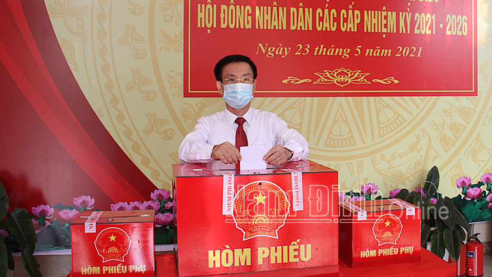 Đồng chí Phạm Đình Nghị, Chủ tịch UBND tỉnh bỏ phiếu bầu cử tại đơn vị bầu cử số 1, phường Thống Nhất (thành phố Nam Định).
