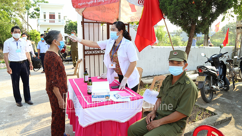 Người dân kiểm tra y tế trước khi vào bỏ phiếu tại tổ bầu cử số 3 và số 4 xã Trực Nội Trực Ninh Hướng dẫn người dân quy trình bỏ phiếu.