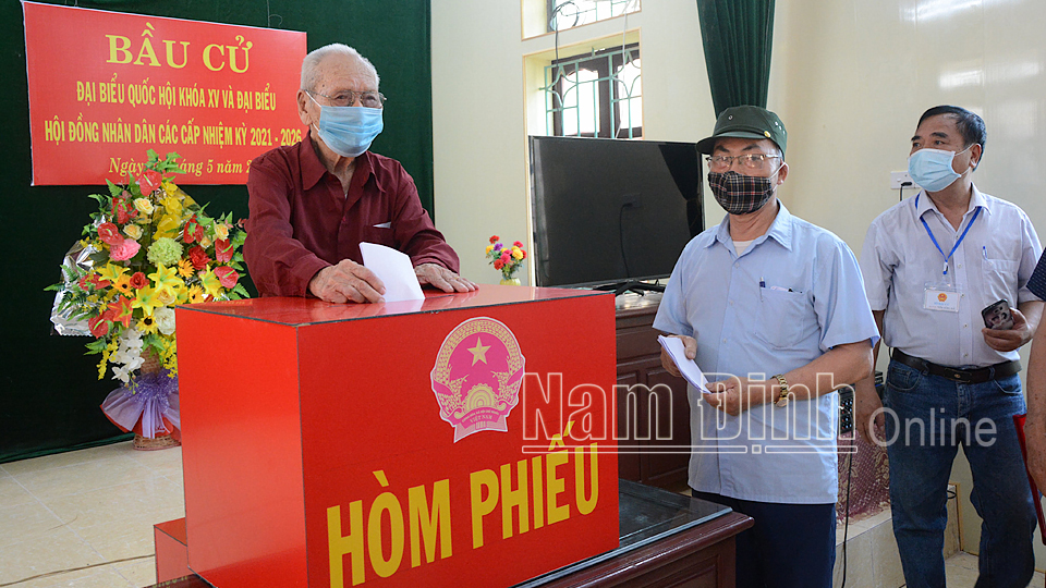  Ông Phạm Tiến Mai, 104 tuổi, cử tri Tổ bầu cử số 4, tổ dân phố Lương Thế Vinh, thị trấn Gôi (Vụ Bản) tham gia bỏ phiếu bầu cử.