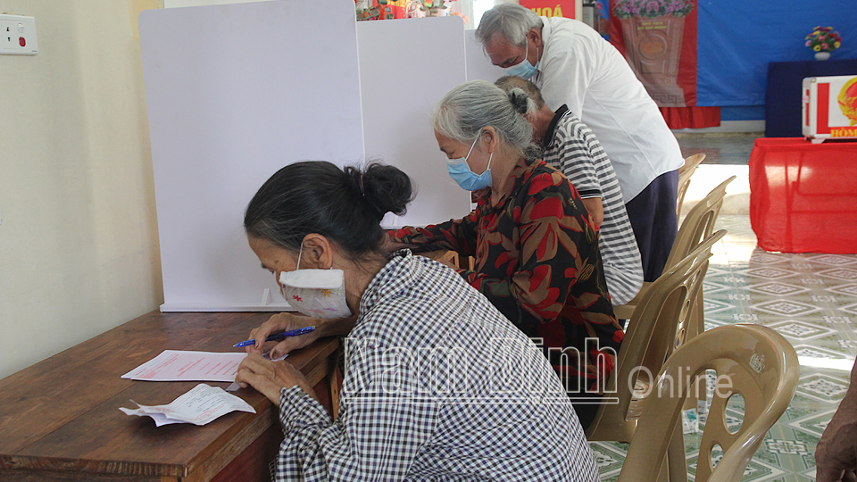 Cử tri khu vực bỏ phiếu số 4, xóm Tiền Phong 2, xã Nam Mỹ (Nam Trực) nghiên cứu, lựa chọn danh sách bầu cử.