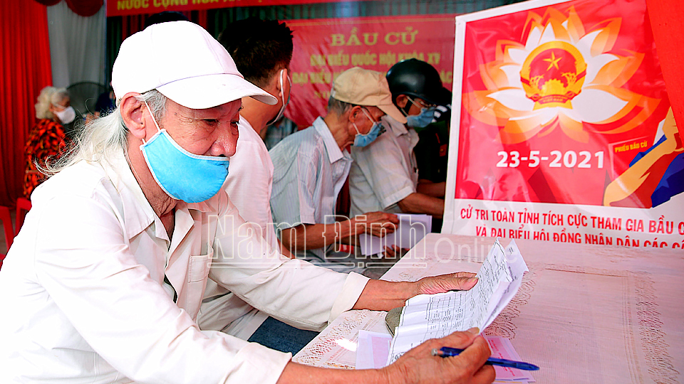 Cử tri khu vực bầu cử số 7, phường Phan Đình Phùng (TP Nam Định) bỏ phiếu bầu.