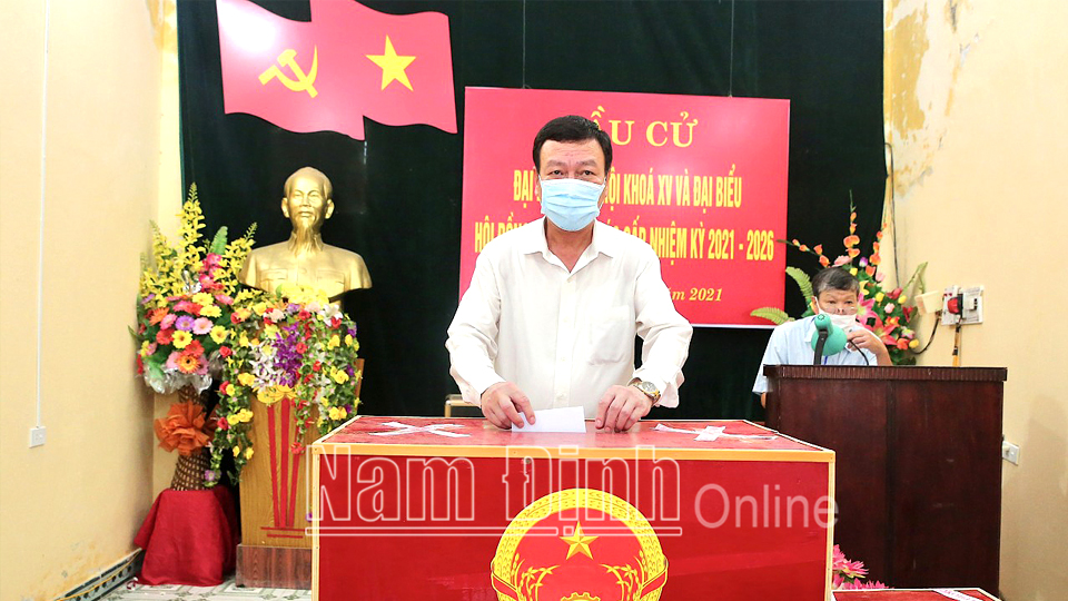 Đồng chí Đoàn Hồng Phong, Ủy viên BCH Trung ương Đảng, Tổng Thanh tra Chính phủ bỏ phiếu bầu cử tại đơn vị bầu cử số 2, phường Lộc Hạ (thành phố Nam Định). 