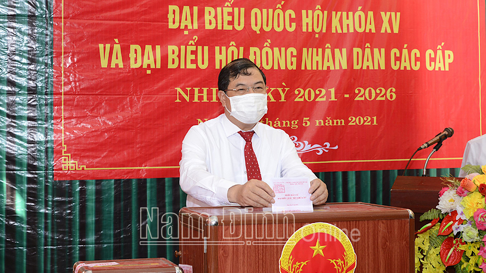 Đồng chí Phạm Gia Túc, Ủy viên BCH Trung ương Đảng, Bí thư Tỉnh ủy bỏ phiếu bầu cử tại đơn vị bầu cử số 6, phường Vị Hoàng (thành phố Nam Định).