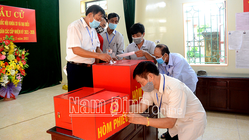 Cán bộ Tổ bầu cử số 4, tổ dân phố Lương Thế Vinh, thị trấn Gôi (Vụ Bản) kiểm tra, niêm yết hòm phiếu công khai trước khi tiến hành bầu cử.